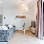 Huswell - Your Perfect Coastal Escape With Swimming Pool Apartman *