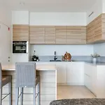 Huswell - Your Perfect Coastal Escape With Swimming Pool