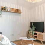 Huswell - Your Perfect Coastal Escape With Swimming Pool Apartman