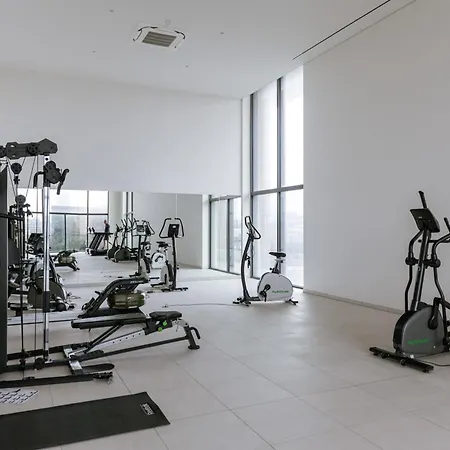 Huswell - Your Perfect Coastal Escape With Swimming Pool דירה