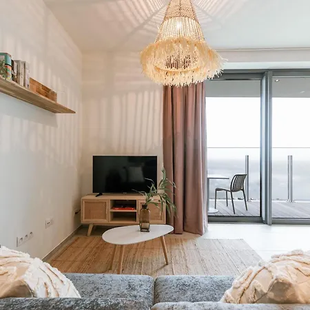 Huswell - Your Perfect Coastal Escape With Swimming Pool