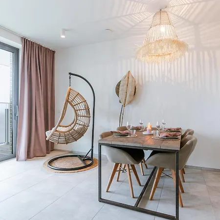 Apartment Huswell - Your Perfect Coastal Escape With Swimming Pool *