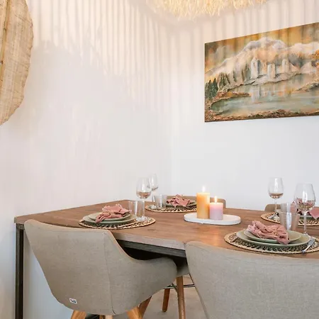 Huswell - Your Perfect Coastal Escape With Swimming Pool Apartman *